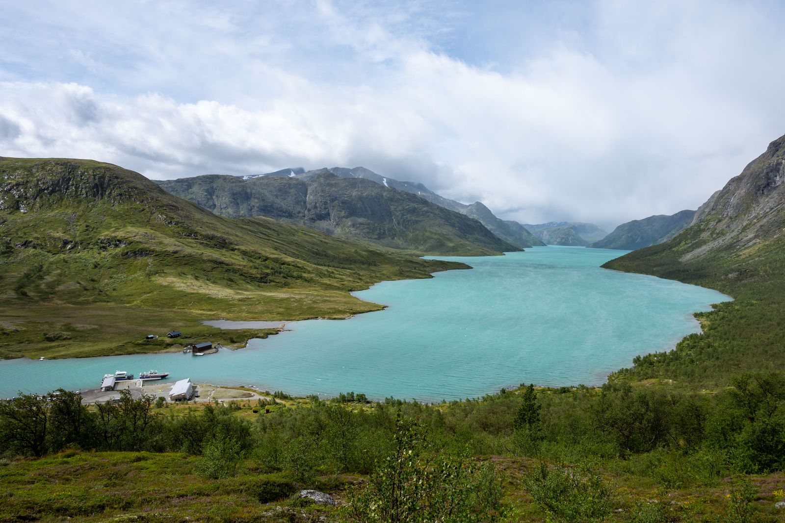 Gjende i Jotunheimen, Innlandet — fjellvann omgitt av norsk natur